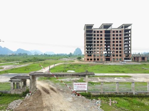Dự án có tổng mức đầu tư trên 488 tỷ đồng, do Trường Đại học Hoa Lư làm chủ đầu tư, được khởi công vào năm 2011, dự kiến hoàn thành năm 2016 nhưng do gặp khó khăn về vốn nên phải tạm dừng thi công từ năm 2014.