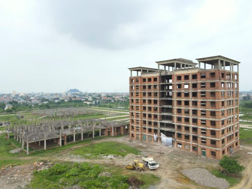 Thời điểm năm 2019, khi dự án được bàn giao về BQL dự án đầu tư xây dựng công trình dân dụng và công nghiệp tỉnh Ninh Bình thì toàn bộ khu đất đã được san lấp và xây tường rào bao quanh. Phía bên trong, khu nhà hiệu bộ cao 9 tầng đã hoàn thiện xong phần thô; khu giảng đường A, B đã thi công xong phần móng và đổ cột tầng 1; khu nhà thư viện đã thi công xong phần sàn tầng 1.