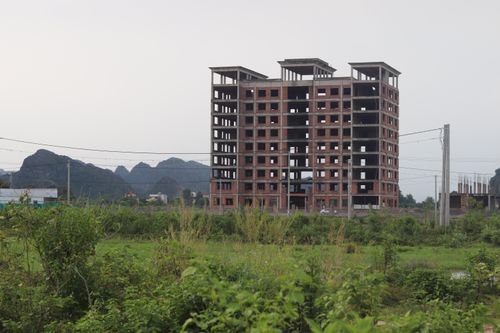 Dự án trường Đại học Hoa Lư mở rộng được UBND tỉnh Ninh Bình phê duyệt đầu tư và triển khai xây dựng từ tháng 7/2007 trên diện tích trên 15 ha tại xã Ninh Nhất, TP Ninh Bình.