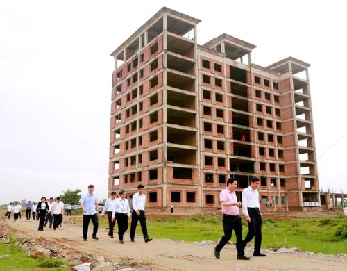 Ngày 11/8 vừa qua, ông Đoàn Minh Huấn, Bí thư Tỉnh ủy Ninh Bình đã có chuyến thị sát tại khu vực dự án Trường Đại học Hoa Lư mở rộng.