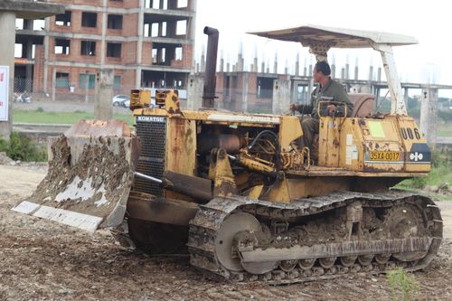 Theo ghi nhận, trong 2 tuần qua, việc thi công đang bắt đầu tiến hành những bước đầu tiên. Phía nhà thầu hiện đang cho máy móc và công nhân vào công trình làm việc, đồng thời tính toán lại khối lượng đã thi công xong để có phương án triển khai những bước tiếp theo.