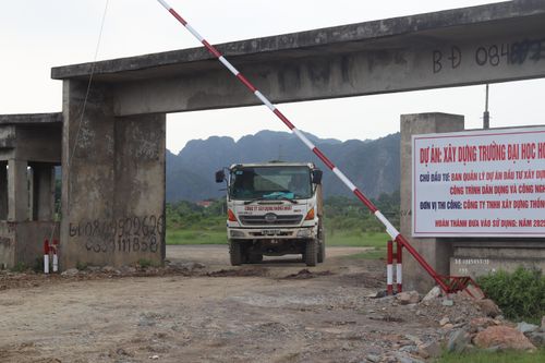 Mục tiêu đã rõ, nhưng điều khiến dư luận và người dân địa phương quan tâm nhất đó là, khi Trường Đại học Hoa Lư mở rộng hoàn thành, liệu có thu hút được sinh viên tới đây học hay không. Bởi vì, ngay chính tại cơ sở chính của Trường ĐH Hoa Lư nằm trong lòng TP Ninh Bình hiện cũng đang tuyển sinh thiếu hụt, chỉ đạt từ mức 30 - 40% so với mục tiêu của nhà trường.