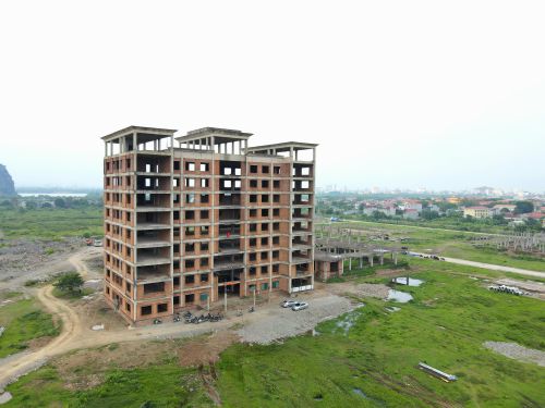 Nhà hiệu bộ, hội trường, tổ hợp nhà thư viện – y tế - nhà ăn, giảng đường A, B, xưởng thực hành, nhà thi đấu, sân thể dục thể thao, cổng, tường rào, nhà bảo vệ, bãi đỗ xe, khu quảng trường... là những hạng mục sẽ được điều chỉnh và cố gắng hoàn thiện trước năm 2026.