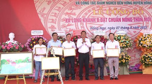 Ông Trần Văn Bôn - Phó Chủ tịch UBND huyện Hồng Ngự trao Bằng khen của UBND tỉnh cho các cá nhân tiêu biểu