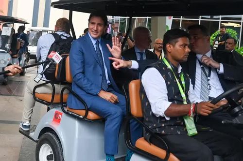 Thủ tướng Canada Justin Trudeau ngồi trên xe tới tham dự cuộc họp báo sau phiên bế mạc Hội nghị thượng đỉnh G20, New Delhi, Ấn Độ, ngày 10/9. Ảnh: AFP