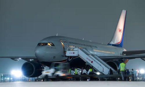 Máy bay của Thủ tướng Canada Justin Trudeau được nhìn thấy trên đường băng, sau khi bị hạ cánh do sự cố kỹ thuật, New Delhi, Ấn Độ. Ảnh: Canadian Press
