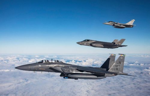 F-15EX (thường được gọi bằng cái tên Strike Eagle on Steroids hay Eagle II) là phiên bản mới nhất của tiêm kích F-15 Eagle nổi tiếng. Máy bay sẽ được trang bị hệ thống điện tử và radar tốt hơn cùng khả năng mang theo trên 20 tên lửa không đối không.