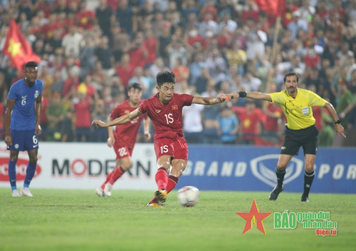 Đình Bắc thực hiện chính xác quả đá phạt đền mở tỷ số cho U23 Việt Nam. Ảnh: Việt An 
