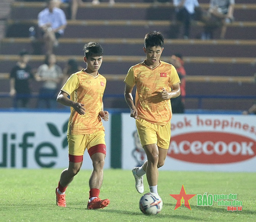 Văn Khang (trái) là một trong những tiền vệ trẻ triển vọng của bóng đá Việt Nam. Ảnh: Việt An 