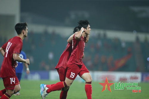 Niềm vui của Hữu Nam sau khi ghi bàn nâng tỷ số lên 2-1 cho U23 Việt Nam. Ảnh: Việt An 