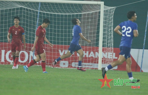 Vasileios ghi bàn gỡ hòa 2-2 cho U23 Singapore. Ảnh: Việt Nam 