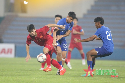 Văn Khang bị các cầu thủ U23 Singapore theo kèm rất sát. Ảnh: Việt An