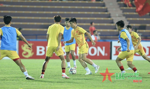 Các cầu thủ U23 Việt Nam khởi động trước giờ bóng lăn. Ảnh: Việt An 