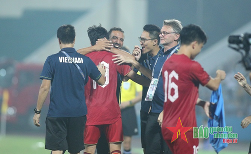 Hữu Nam ăn mừng bàn thắng cùng Ban huấn luyện. Ảnh: Việt An 