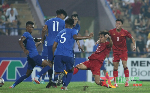 U23 Việt Nam đang gặp bế tắc trong việc tìm đường vào khung thành Singapore. Ảnh: Việt An 