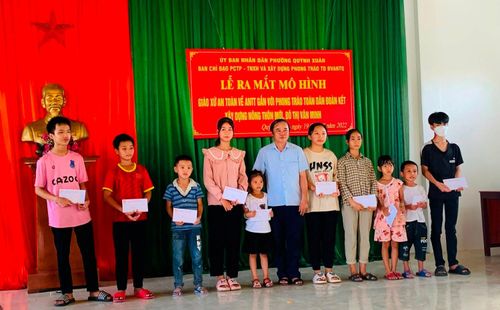 Lãnh đạo Ban Dân vận Tỉnh ủy Nghệ An tặng quà cho các cháu có hoàn cảnh khó khăn tại Giáo xứ Xuân An, phường Quỳnh Xuân, Thị xã Hoàng Mai.