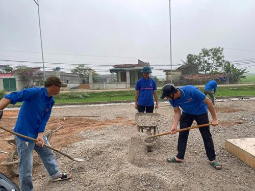Đoàn thanh niên phối hợp với nhân dân làm nhà văn hóa, sân bóng chuyền tại Thôn 3B Giáo xứ Dị Lệ xã Quỳnh Lộc.