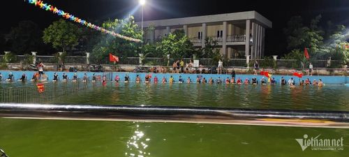 Bể bơi rộng hơn 1000m2 tại huyện Thanh Oai, Hà Nội.