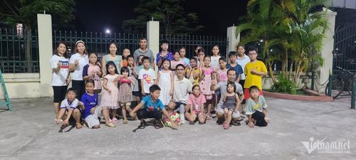 Trong buổi tổng kết giao lưu ở nhà văn hóa xã khi kết thúc khóa dạy bơi miễn phí, Tùng nhận được nhiều món quà cảm ơn từ ban lãnh đạo thôn và phụ huynh.