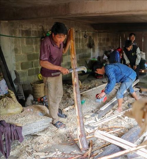 Căn nhà được hỗ trợ xây dựng của vợ chồng anh Thò Mí Dế tại xã Cán Chu Phìn (Mèo Vạc, Hà Giang) đang được hoàn thiện.