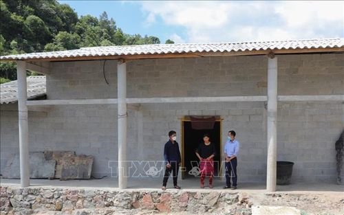 Căn nhà mới của vợ chồng anh Vừ Mí Dế tại xã Cán Chu Phìn (Mèo Vạc, Hà Giang).