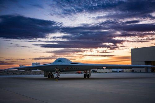 Máy bay B-21 Raider trong quá trình chạy động cơ tại cơ sở của Northrop Grumman ở Palmdale, California.