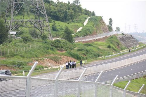 Đoàn khảo sát kiểm tra điểm gây ngập cao tốc Phan Thiết - Dầu Giây tại lý trình Km25+419 (đoạn qua xã Sông Phan, huyện Hàm Tân, Bình Thuận). Ảnh tư liệu.