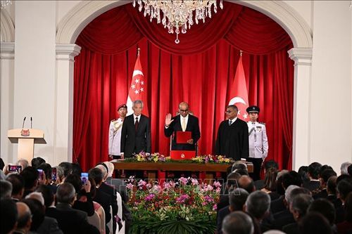 Tổng thống Singapore Tharman Shanmugaratnam (giữa) tuyên thệ nhậm chức tại Dinh Tổng thống Istana, ngày 14/9/2023. Ảnh: THX/TTXVN