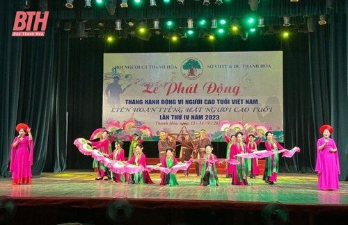 Tổ khúc múa hát chèo: Xứ Thanh miền đất địa linh của Hội NCT thị xã Bỉm Sơn.