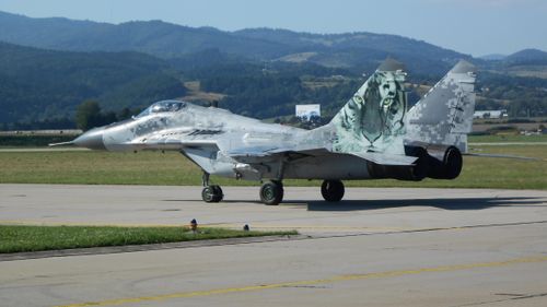 Tuy vậy cựu Thủ tướng chính phủ Slovakia và hiện là người đứng đầu một trong các đảng trong quốc hội - ông Robert Fico nhấn mạnh rằng việc cung cấp máy bay chiến đấu MiG-29 cho Quân đội Ukraine là vi phạm trắng trợn hiến pháp nước này.