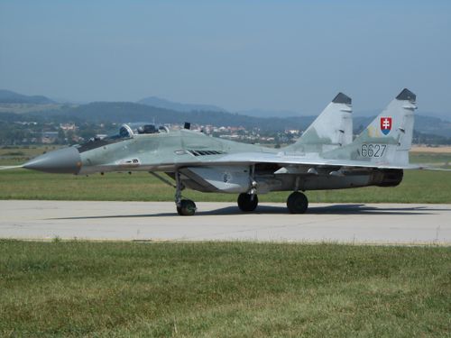 Để đền bù cho việc Slovakia đã cung cấp máy bay chiến đấu MiG-29AS cho Ukraine, Lầu Năm Góc hứa sẽ cung cấp cho quân đội quốc gia Đông Âu này 12 trực thăng tấn công AH-1Z Viper tối tân.