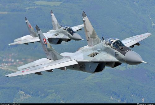 Trong tương lai, Không quân Ukraine sẽ được tái trang bị mạnh mẽ thông qua những tiêm kích hạng nhẹ F-16 Fighting Falcon do Mỹ sản xuất, được một số quốc gia châu Âu thuộc NATO nhượng lại sau khi đã rút khỏi thành phần chiến đấu.
