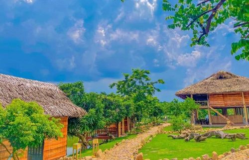 Nhà sàn cộng đồng tại điểm du lịch sinh thái Bầu Tiên.