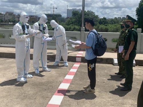 Đối tượng trốn truy nã bị bắt được bàn giao cho Công an Trung Quốc.