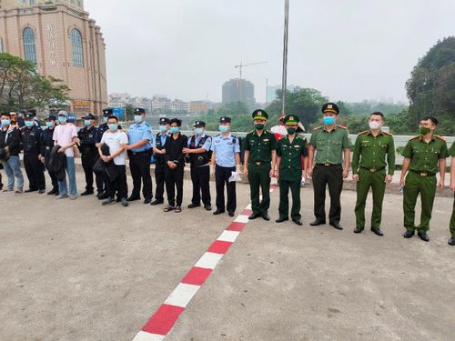 Bàn giao bốn đối tượng truy nã người Trung Quốc.