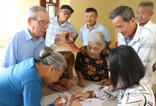 Trong chương trình, các hội viên hội người cao tuổi còn được cấp phát thuốc miễn phí. Ảnh: Mỹ Hà