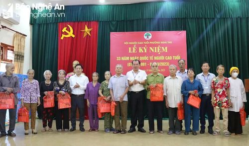 Trao quà cho các hội viên Hội Người cao tuổi phường Nghi Thu. Ảnh: Mỹ Hà
