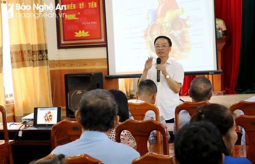 Chi cục trưởng Chi cục Dân số - Kế hoạch hóa gia đình Nguyễn Bá Tân trao đổi về các vấn đề sức khỏe dành cho người cao tuổi. Ảnh: Mỹ Hà