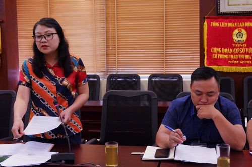 Phó tổng Giám đốc Công ty TNHH Một thành viên Công viên cây xanh Hà Nội Mai Hương Giang báo cáo Đoàn khảo sát