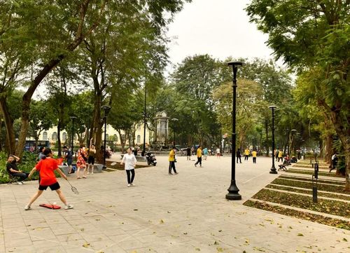 Vườn hoa Diên Hồng, quận Hoàn Kiếm, sau khi được cải tạo trở thành một điểm đến vui chơi, luyện tập thể thao của người dân trên địa bàn. Ảnh Thanh Trúc
