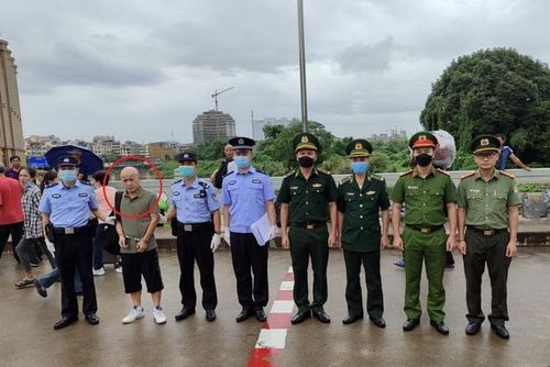 Bàn giao đối tượng truy nã cho Công an Trung Quốc tại cửa khẩu quốc tế Móng Cái.