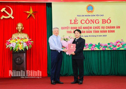 Đồng chí Nguyễn Hòa Bình, Chánh án Tòa án Nhân dân tối cao trao Quyết định bổ nhiệm chức vụ Chánh án TAND tỉnh đối với đồng chí Nguyễn Xuân Sơn.