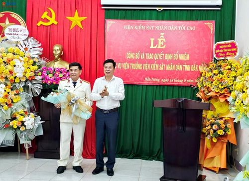 Đồng chí Lưu Văn Trung, Phó Bí thư Tỉnh ủy, Chủ tịch HĐND tỉnh Đắk Nông tặng hoa chúc mừng tân Viện trưởng VKSND tỉnh Đắk Nông.