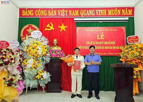 Đồng chí Nguyễn Quang Dũng – Phó Viện trưởng VKSND tối cao trao quyết định bổ nhiệm Viện trưởng VKSND tỉnh Đắk Nông cho đồng chí Tạ Đình Đề.