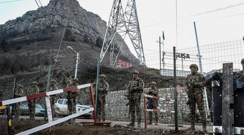 Quân nhân Azerbaijan đứng gác tại một trạm kiểm soát ở hành lang Lachin, nối khu vực tranh chấp Nagorno-Karabakh với Armenia. Ảnh: Tofik Babayev/AFP/Getty Images