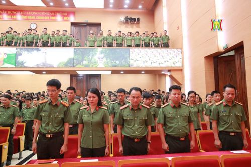 Công an TP Hà Nội dành một phút tưởng niệm các nạn nhân tử vong trong vụ cháy tại phường Khương Đình.