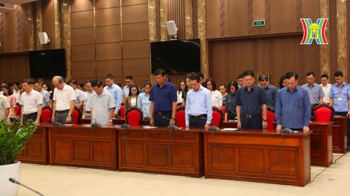 Cơ quan Thành ủy Hà Nội dành một phút tưởng niệm các nạn nhân tử vong trong vụ cháy.