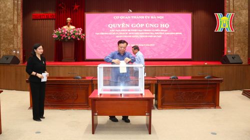 Bí thư Thành ủy Đinh Tiến Dũng cùng lãnh đạo Thành phố quyên góp ủng hộ các nạn nhân bị thiệt hại trong vụ hỏa hoạn