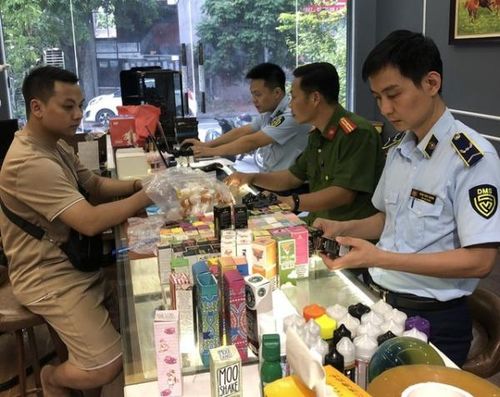 Lực lượng chức năng kiểm tra cơ sở kinh doanh thuốc lá điện tử.