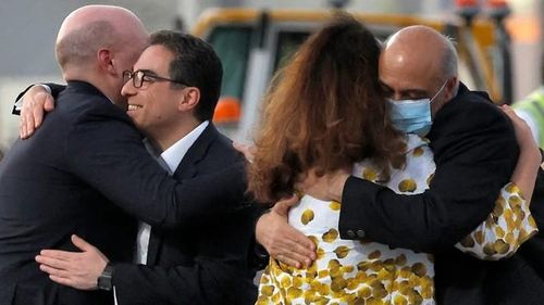 Hai công dân Mỹ Siamak Namazi và Morad Tahbaz được chào đón tại sân bay Doha, Qatar để bay tiếp về Mỹ ngày 18-9